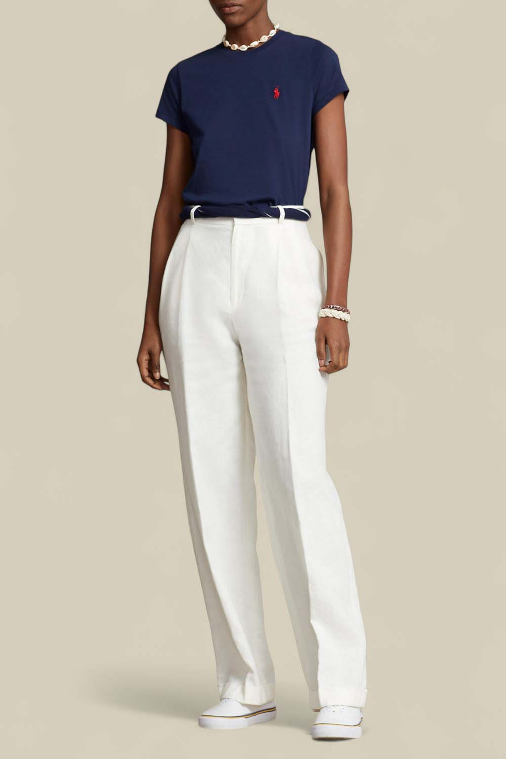 תמונת כל הלוק של חולצת טי